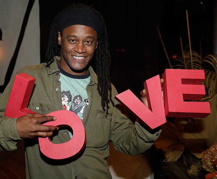 Toni Garrido brinca com letras e forma a palavra 'Love' (amor, em inglês) (Foto: Raphael Dias/Gshow)