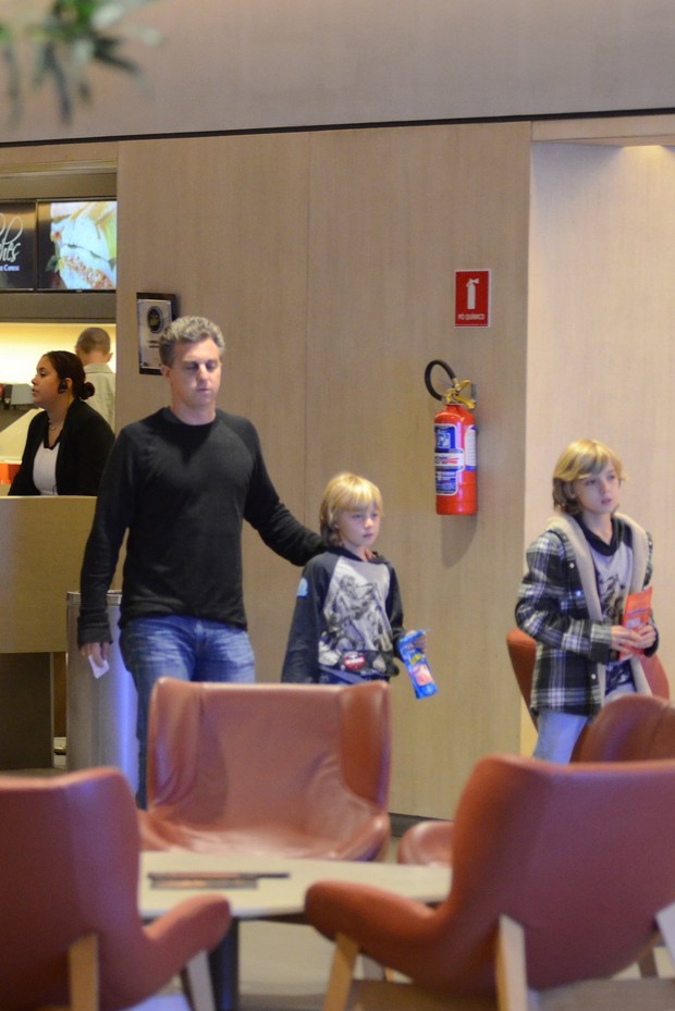 Luciano Huck e filhos no shopping (Foto: Fabio Moreno/Agnews)