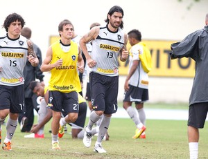 Loco Abreu no treino do Botafogo (Foto: Marcos Trisão / Ag. O Globo)