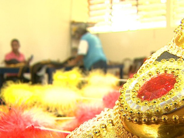 Integrantes de escolas de samba de Batatais (SP) trabalham com a finalização de fantasias para o carnaval 2015 (Foto: Reprodução/EPTV) Integrantes de escolas de samba de Batatais (SP) trabalham com a finalização de fantasias para o carnaval 2015 (Foto: Reprodução/EPTV)
