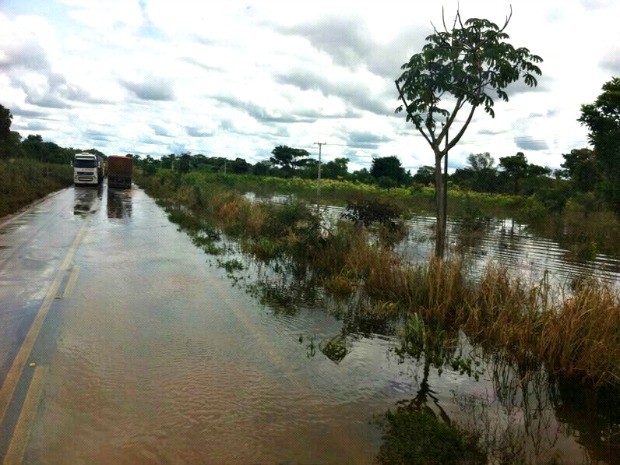 Rodovia ainda estava parcialmente alagada nesta terça-feira (Foto: Assessoria/ PRF-MT)