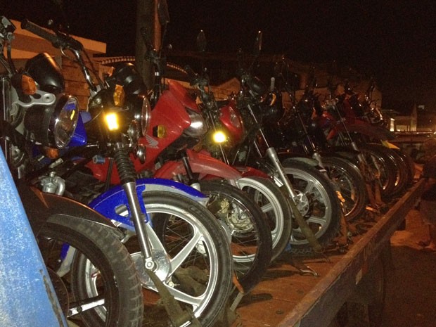 Uma operação do Batalhão de Policiamento de Trânsito (BPTran) que aconteceu durante toda esta sexta-feira (8) apreendeu 150 veículos, entre carros e motocicletas, na capital paraibana. A fiscalização, comandada pelo coronel Paulo Sérgio, aconteceu durante toda a manhã no bairro de Mangabeira, zona sul de João Pessoa e no período da tarde foi concentrada no bairro de Jaguaribe. De acordo com informações do tenente Sérgio dos Santos a falta de equipamentos de segurança, como capacete e retrovisores, condutores sem CNH e sem licenciamento dos veículos, foram os principais problemas encontrados durante as blitzen. (Foto: Walter Paparazzo/G1PB) Uma operação do Batalhão de Policiamento de Trânsito (BPTran) que aconteceu durante toda esta sexta-feira (8) apreendeu 150 veículos, entre carros e motocicletas, na capital paraibana. A fiscalização, comandada pelo coronel Paulo Sérgio, aconteceu durante toda a manhã no bairro de Mangabeira, zona sul de João Pessoa e no período da tarde foi concentrada no bairro de Jaguaribe. De acordo com informações do tenente Sérgio dos Santos a falta de equipamentos de segurança, como capacete e retrovisores, condutores sem CNH e sem licenciamento dos veículos, foram os principais problemas encontrados durante as blitzen. (Foto: Walter Paparazzo/G1PB)