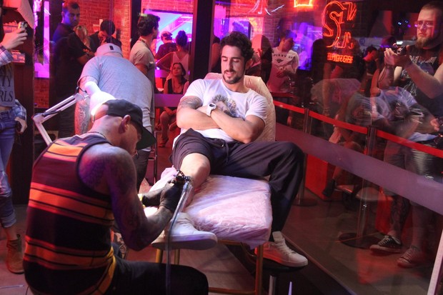 Marcos Mion faz tatuagem com Ami James (Foto: Thyago Andrade / Foto Rio News)