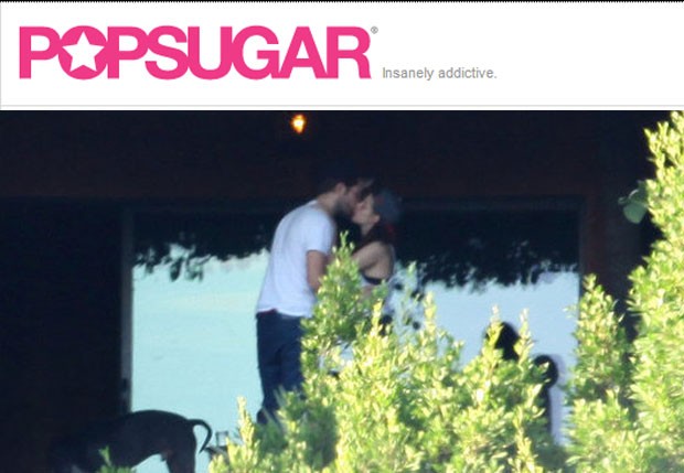 Roberto Pattinson e Kristen Stewart trocam beijos (Foto: Reprodução)