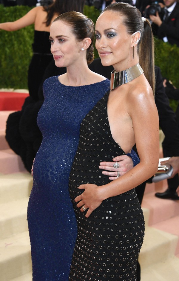 Para grávidas, a estilista sugere um vestido que valorize a barriga, como fizeram Olivia Wilde e Emily Blunt no MET Gala (Foto: Getty Images)