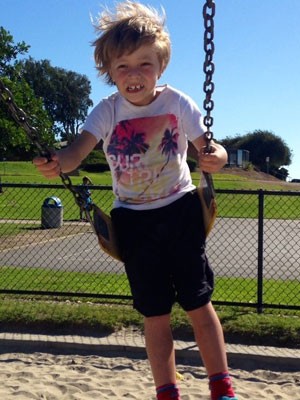 O pequeno Ivan Coimbra (7), autista, mostra seu charme e desenvoltura num balanço da California