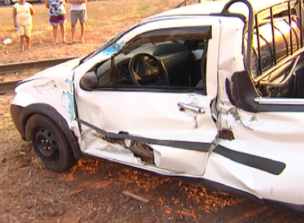 Carro foi atingido na lateral e ficou destruído (Foto: Reprodução / TV Tem)