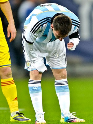 Messi passa mal jogo Argentina (Foto: AP)