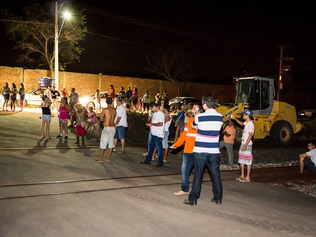 Prefeito e moradores fazem protesto na Vitória Minas (Foto: Willian Henrique Westphal / VC no G1)