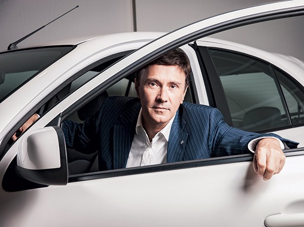 PÉ NA TÁBUA François Dossa, presidente da Nissan no Brasil. “Estamos em aceleração,  apesar da crise”  (Foto: Daryan Dornelles/Época)