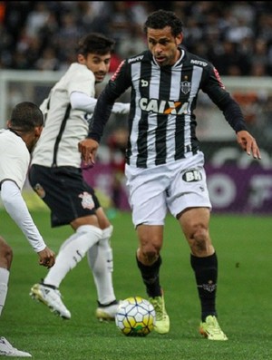 Fred disputa bola no jogo contra o Corinthians (Foto: Bruno Cantini/ Atlético-MG)