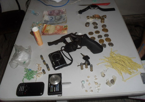 Drogas, arma e munições foram apreendidos na operação (Foto: J. Dantas)