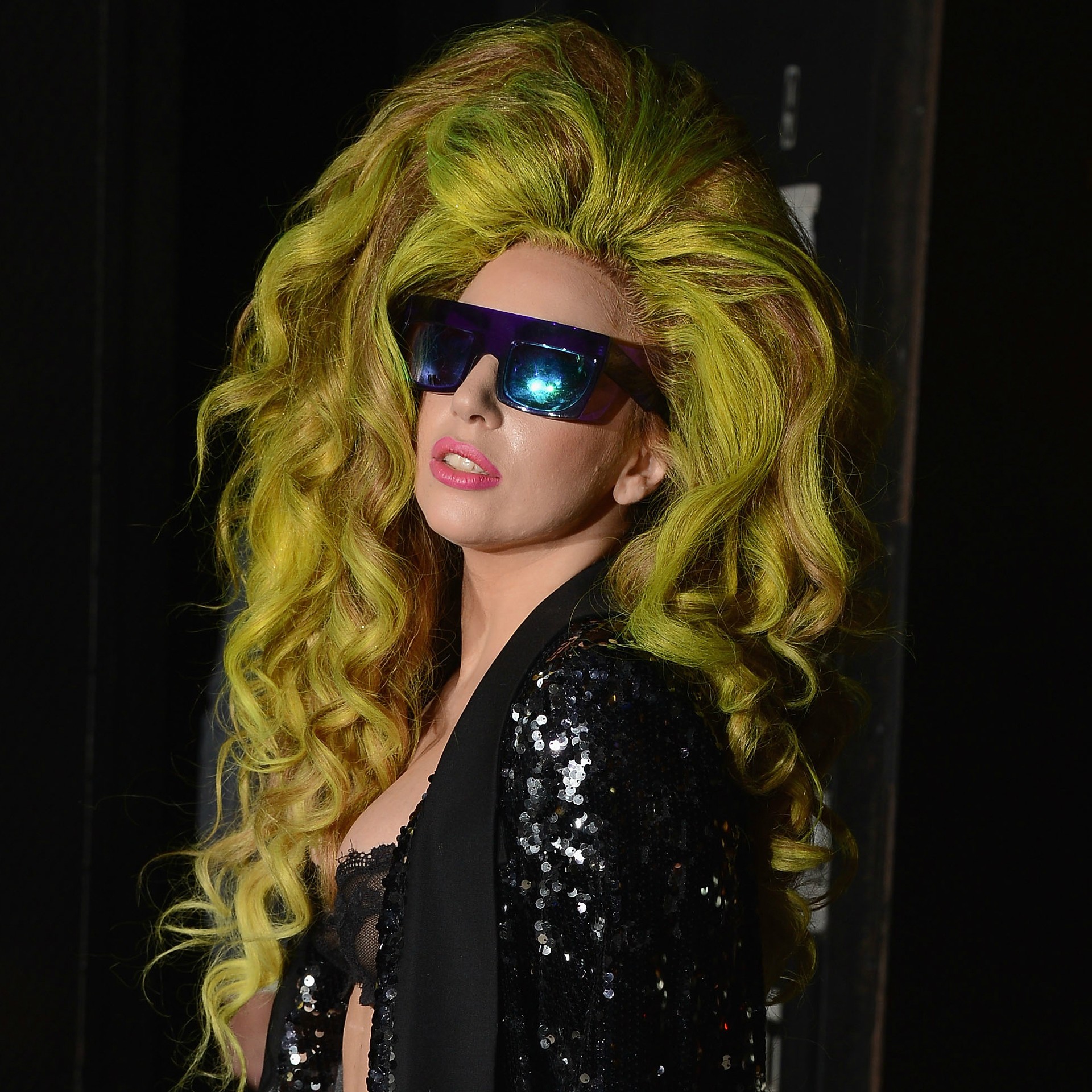 Recentemente, Lady Gaga revelou em um documentário que foi à falência em 2009, quando torrou os 3 milhões de dólares que tinha no banco para investir na infraestrutura para os shows da turnê 'Monster Ball'. Ela queria chamar a atenção de um grande executivo do show business, e conseguiu. A cantora conta que a primeira providência do magnata foi lhe enviar um cheque de 40 milhões de dólares. (Foto: Getty Images)