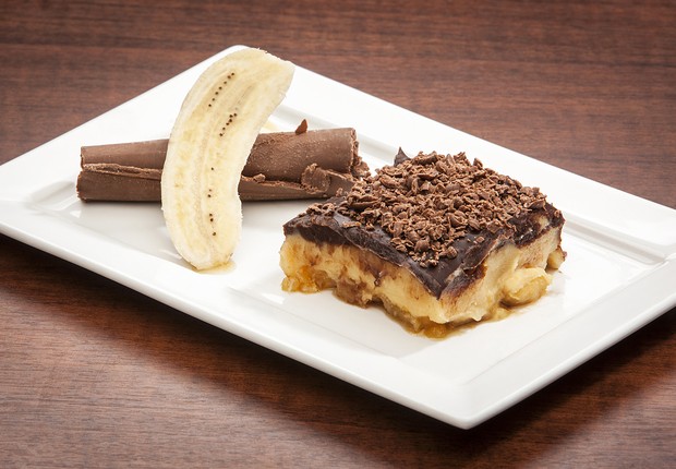 A receita leva bananas carameladas e flambadas cobertas por calda de chocolate (Foto: Divulgação)