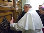 Pontífice toma posse de seus aposentos  (Osservatore Romano/AP)