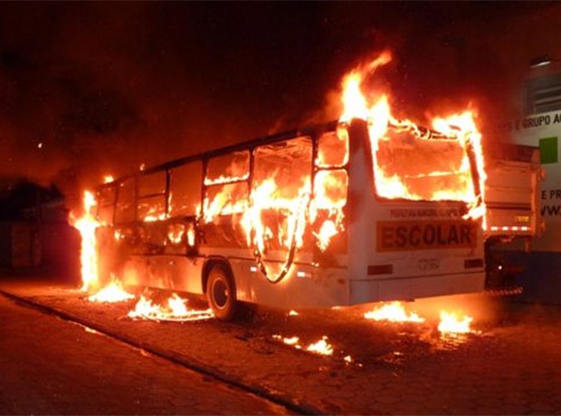 Tijucas também teve um ônibus escolar incendiado (Foto: Paulo Schmidt)