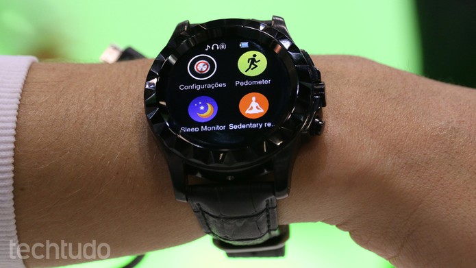 e-Watch tem tela de 1,54 polegada (Foto: Nicolly Vimercate/TechTudo) e-Watch tem tela de 1,54 polegada (Foto: Nicolly Vimercate/TechTudo)