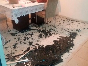 Imóvel atingido pela explosão durante invasão a empresa de transporte de valores em Barreiras (Foto: Blog Sigi Vilares)