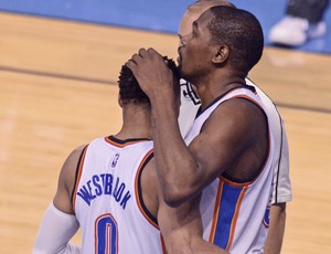 Russell Westbrook e Kevin Durant se abraçam (Foto: Reuters)