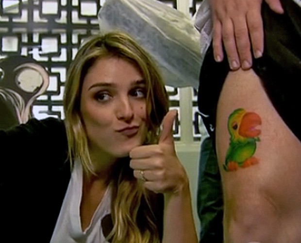 Rafa Brites faz graça com a nova tatuagem de Fernando: o Louro José (Foto: Mais Você/TV Globo)