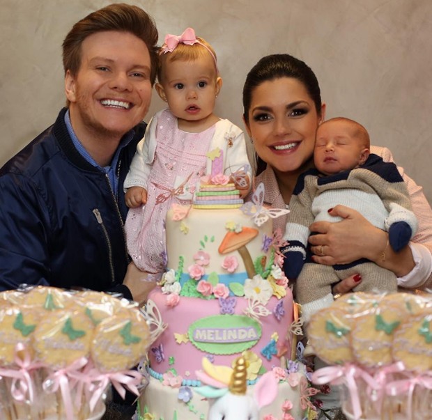 Michel Teló e Thais Fersoza com Melinda e Teodoro (Foto: Reprodução/Instagram)