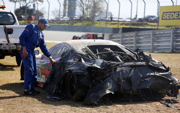 Ferrari de Toni Vilander ficou completamente destruída após incêndio durante as 6 Horas de São Paulo (Foto: Divulgação)
