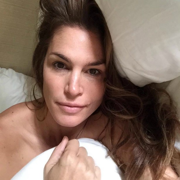 A modelo Cindy Crawford, hoje com 49 anos, fez este autorretrato em 2014 para apoiar uma campanha da Unicef, o Fundo das Nações Unidas para a Infância. (Foto: Twitter)