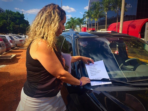 Lis Souto distribui mensagens implorando por emprego em estacionamento de shopping na Asa Norte (Foto: Jéssica Nascimento/G1)
