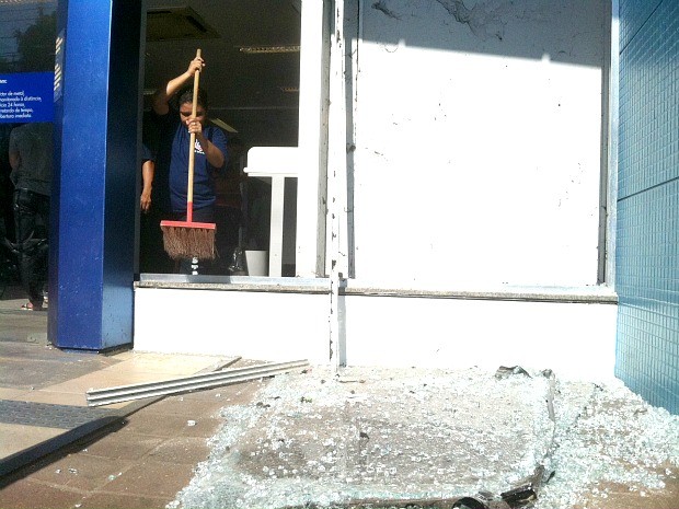 Agência bancaria teve dois vidros quebrados durante protesto (Foto: Girlene Medeiros/G1 AM)