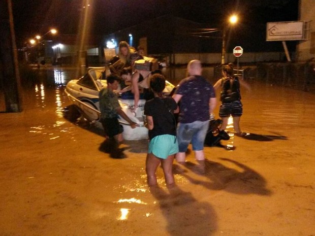 Alagamentos foram registrados em Brusque e moradores usaram bote para sair de casa (Foto: Eduardo Cristófoli/RBS TV) Alagamentos foram registrados em Brusque e moradores usaram bote para sair de casa (Foto: Eduardo Cristófoli/RBS TV)