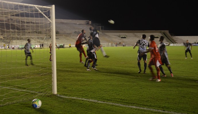 Botafogo-PB contra CRB, em partida pela Série C, no Almeidão (Foto: Amauri Aquino / GloboEsporte.com)