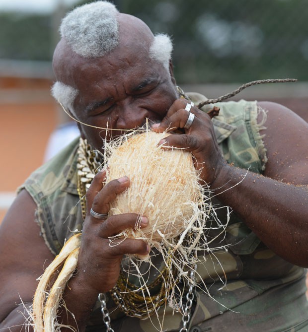 Andrés Gardin tenta entrar para o Guinness por descascar com os dentes 500 cocos em seis horas (Foto: Rodrigo Arangua/AFP)