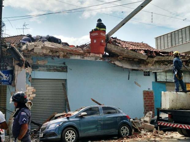 Bombeiros tentam resgatar mais uma vtima em meio aos escombros (Foto: Guilherme Lucio / G1)