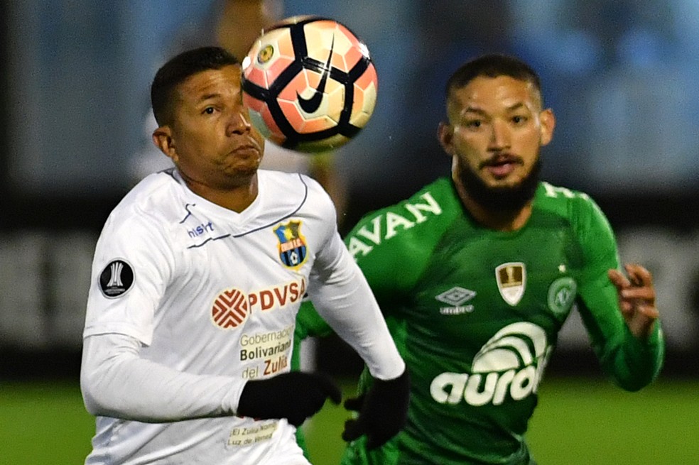 Autor do segundo gol, Arthur Caike disputa bola com jogador do Zulia (Foto: Nelson Almeida / AFP)