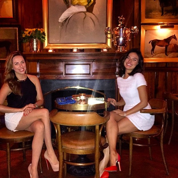 Isis Valverde com amiga em restaurante em Nova York, nos Estados Unidos (Foto: Instagram/ Reprodução)
