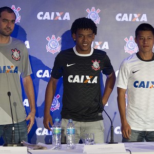 Danilo, Romarinho e Zizao apresentam camisa do Corinthians com novo patrocínio da Caixa (Foto: Daniel Augusto Jr / Ag. Corinthians)