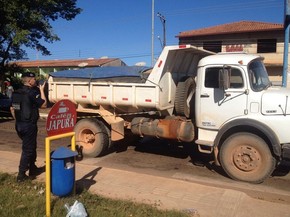 Motorista afirma que percebeu o atropelamento quando parou o caminhão (Foto: Jacksom Vicente/G1)