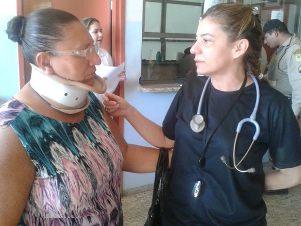 Médica atende paciente vestida de preto (Foto: Adriano Fonseca/Tv Anhanguera)