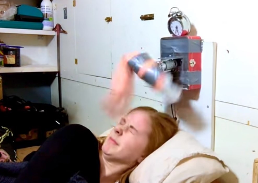 Simone Giertz e a engenhoca que a acorda com tapas