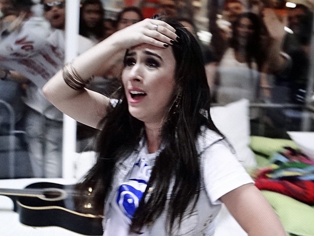 Valdirene quase não acredita ao ouvir que é a vencedora (Foto: Amor à Vida/TV Globo)