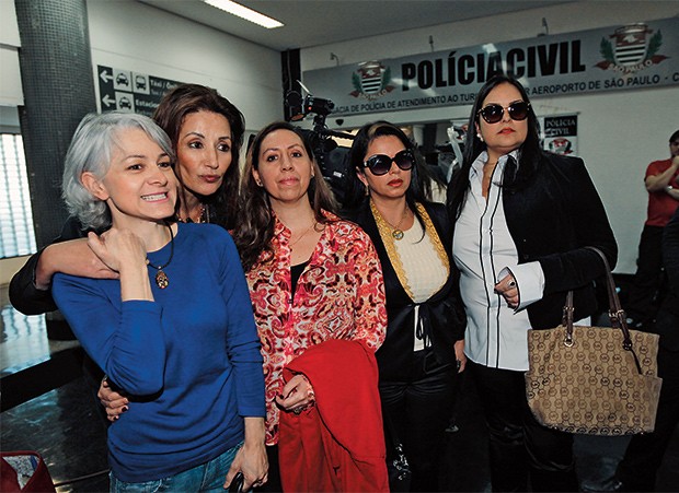 VÍTIMAS Mulheres que fizeram de suas vidas uma caça  a Abdelmassih  nos últimos anos aguardavam por  ele no aeroporto, em São Paulo (Foto: Eduardo Anizelli/Folhapress)