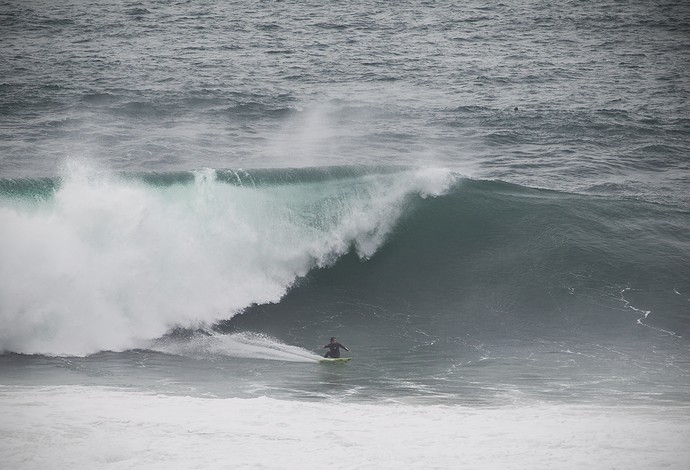 Carlos Burle surfa na Praia do Norte, em Nazaré (Foto: Hugo Silva)