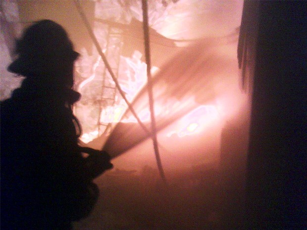 Bombeiros levaram cerca de 5h para apagar as chamas (Foto: Corpo de Bombeiros)