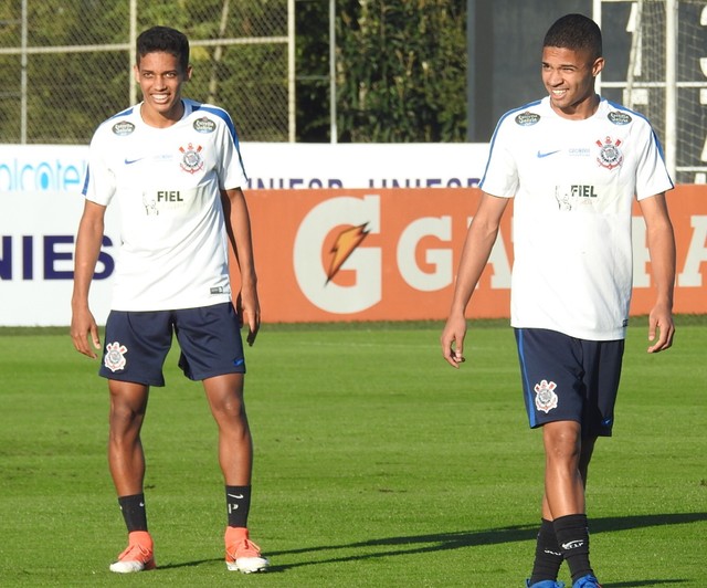 Ainda sem dupla da Seleção, Corinthians treina com 14 garotos da base