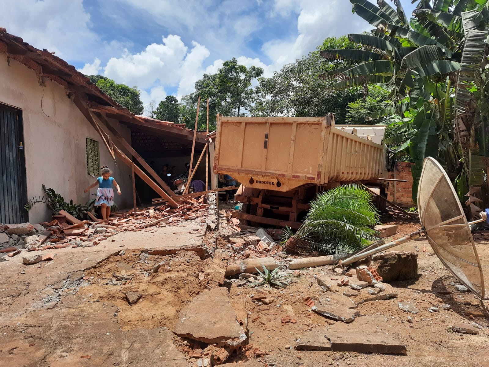 Motorista suspeito de embriaguez perde controle de caminhão invade