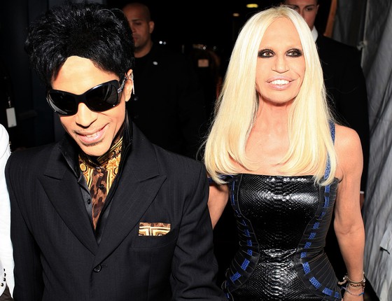 Prince e Donatella sempre foram grandes amigos: ela dedicou o livro ao cantor (Foto: Divulgação) Prince e Donatella sempre foram grandes amigos: ela dedicou o livro ao cantor (Foto: Divulgação)