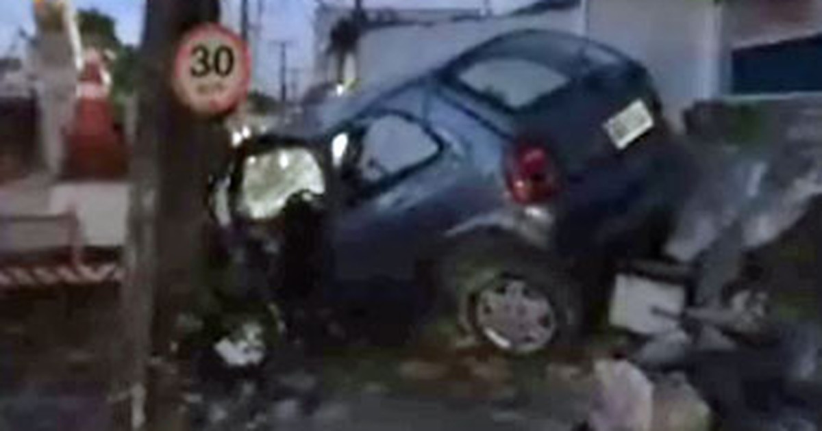 G1 Motorista Bate Em Poste E Fica Preso às Ferragens Na Zona Norte Do