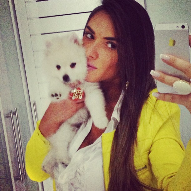 Nicole Bahls paparica seu cachorrinho (Foto: Instagram)