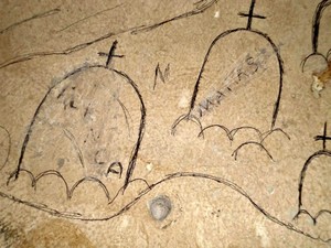 Nomes de agentes foram escritos em desenhos de cemitério nas paredes do presídio (Foto: Arquivo pessoal)