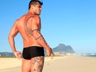 Ex-BBB Yuri posa para ensaio em praia no Rio e exibe músculos 